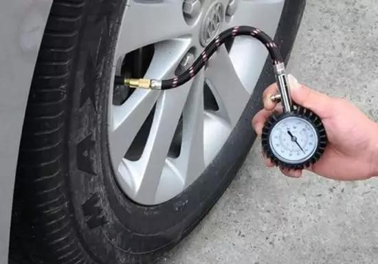 保养汽车轮胎