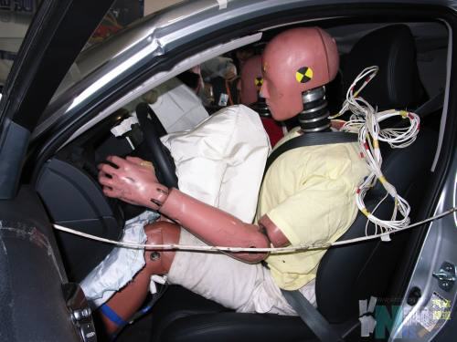 安全带在汽车碰撞事故中的保护效能究竟有多大？