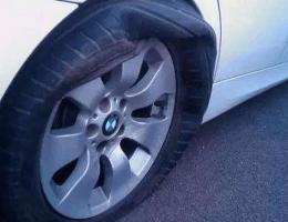 汽车轮胎磨损越来越薄。