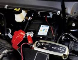 为避免不必要的麻烦事发生，我们应该对车辆的蓄电池进行怎样的保养。